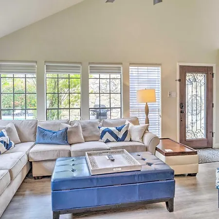 Horseshoe Bay Townhome With Patio And Outdoor Pool!